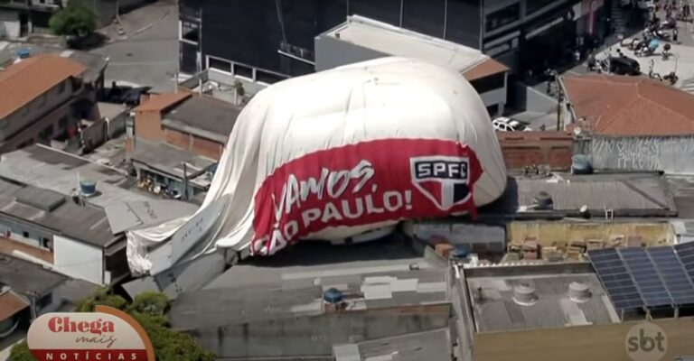 Dirigível personalizado do SPFC cai sobre residência no Jardim Veloso e duas pessoas ficam feridas