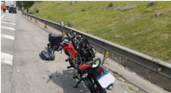 Motociclista morre ao chocar-se com carro e ser atropelado por caminhão na Castelo