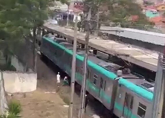 Ladrões roubam peças de trens da linha 8-Diamante durante parada na estação