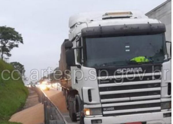 Pneu de caminhão estoura e provoca derramamento de trigo na Castelo Branco