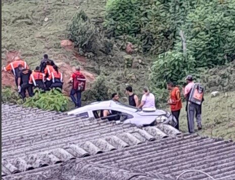 Motorista perde o controle, cai em ribanceira e capota várias vezes, mas sai ilesa
