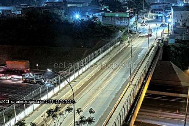 Homem morre ao cair de viaduto e ser atropelado por caminhões no Rodoanel