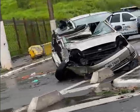 Dois jovens morrem em choque de carro contra poste em Barueri