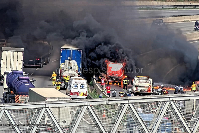 Incêndio em van causa interdição total no Rodoanel, em Carapicuíba