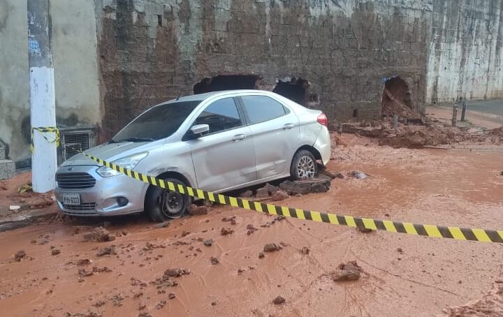 Adutora da Sabesp é rompida e atinge três casas no Jardim Helena Maria