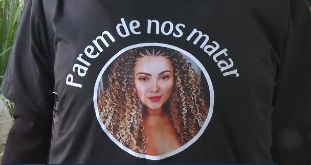 Familiares e amigos se despedem de Amanda Caroline na manhã de sexta-feira, 30/5, no Bonança