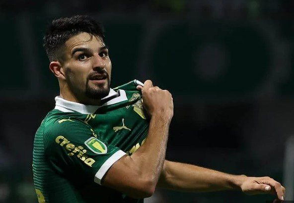 Flaco López, jogador do Palmeiras, envolve-se em acidente com moto em Barueri