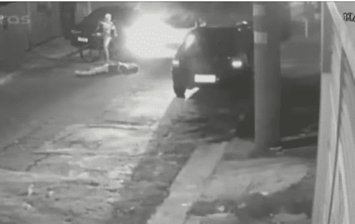 Motorista passa por cima de mulher caída e a arrasta pela rua em Carapicuíba