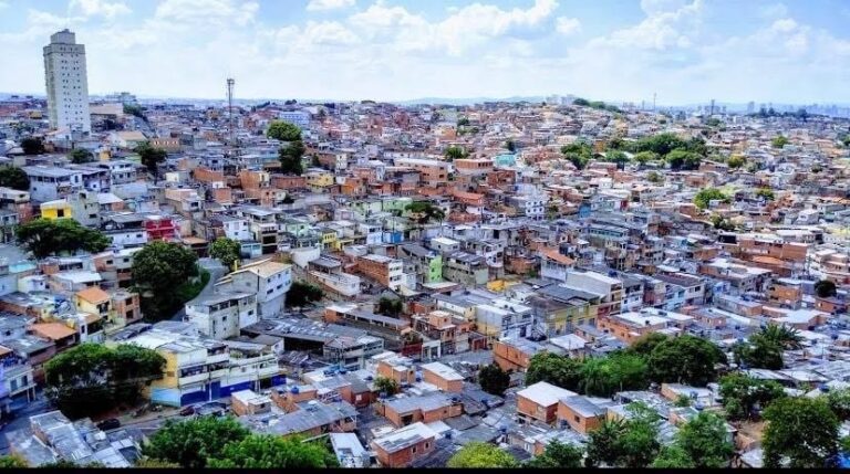 Moradores das Áreas 13 e 14 no Jaguaribe realizam marcha até a Prefeitura na quarta, 7/5