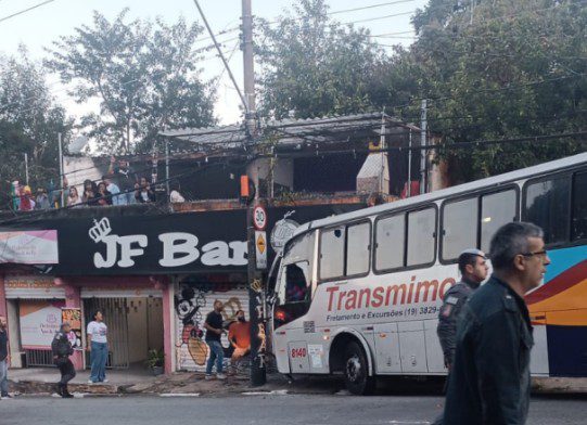 Ex-funcionário furta ônibus e provoca acidentes em série em Carapicuíba
